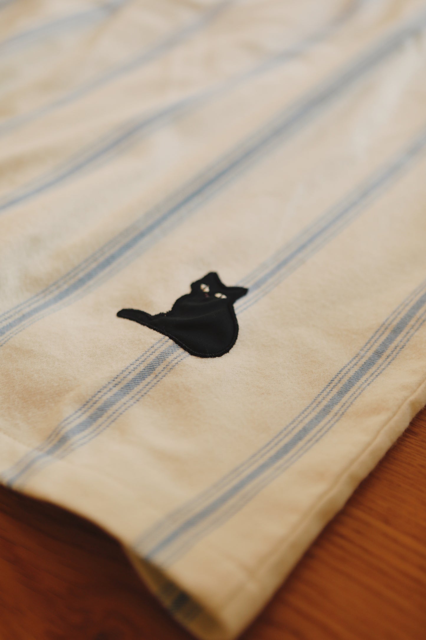 Feline Elegance: Black Cat EMB Cotton Pyjamas Set - Comfortable Homewear for a Soft and Cozy Night's Sleep