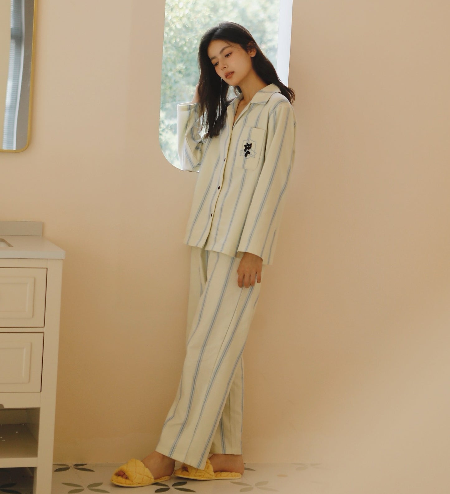 Feline Elegance: Black Cat EMB Cotton Pyjamas Set - Comfortable Homewear for a Soft and Cozy Night's Sleep